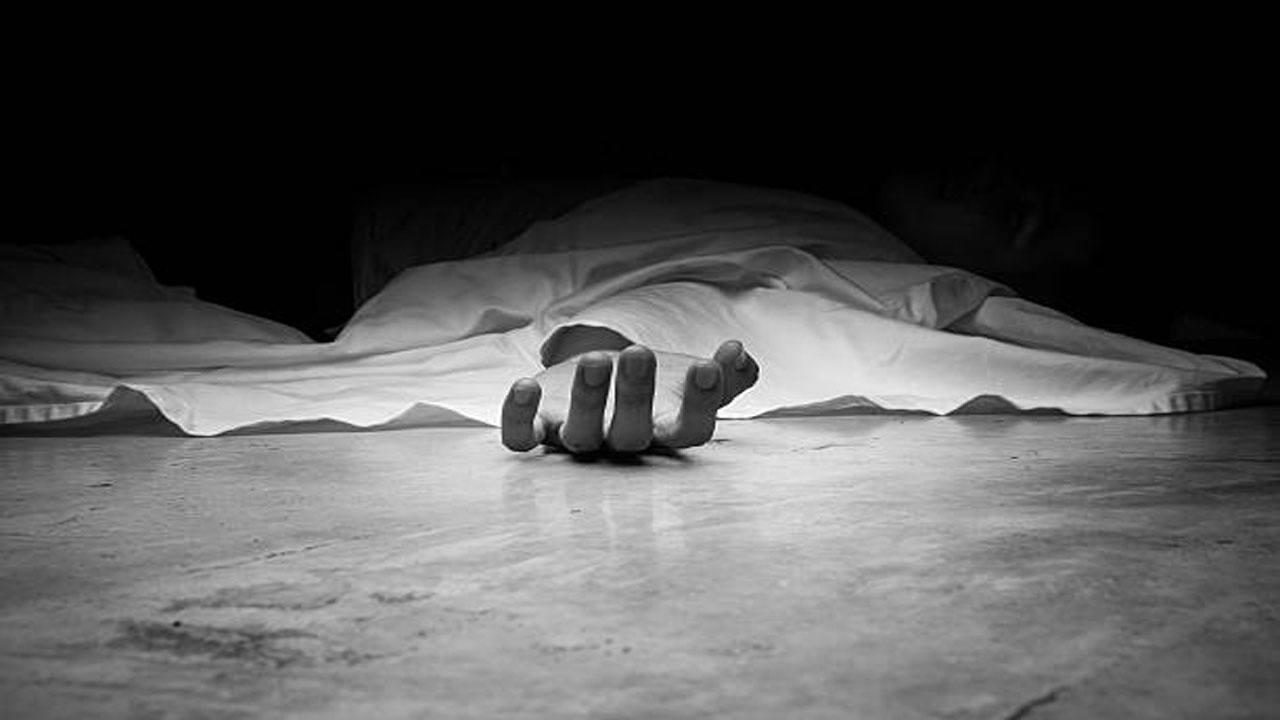 Wife Kills Husband : భర్త చేతులను చీరతో కట్టేసి.. దారుణానికి పాల్పడిన భార్య.. చిన్నకుమారుడు కేకలు వేయడంతో స్థానికులొచ్చి చూడగా..