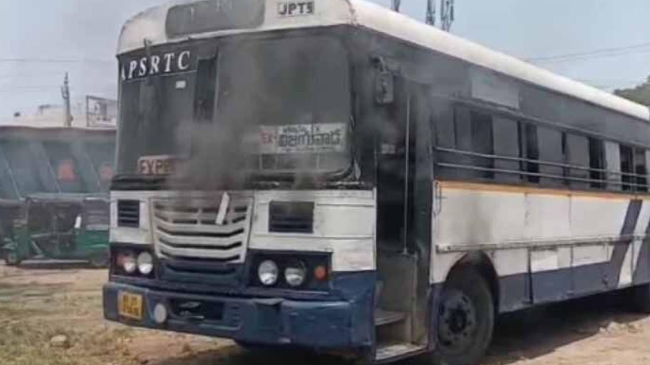 APSRTC Bus Fire: రన్నింగ్‌ బస్సులో చెలరేగిన మంటలు.. ఎన్టీఆర్ జిల్లాలో తృటిలో తప్పిన పెను ప్రమాదం