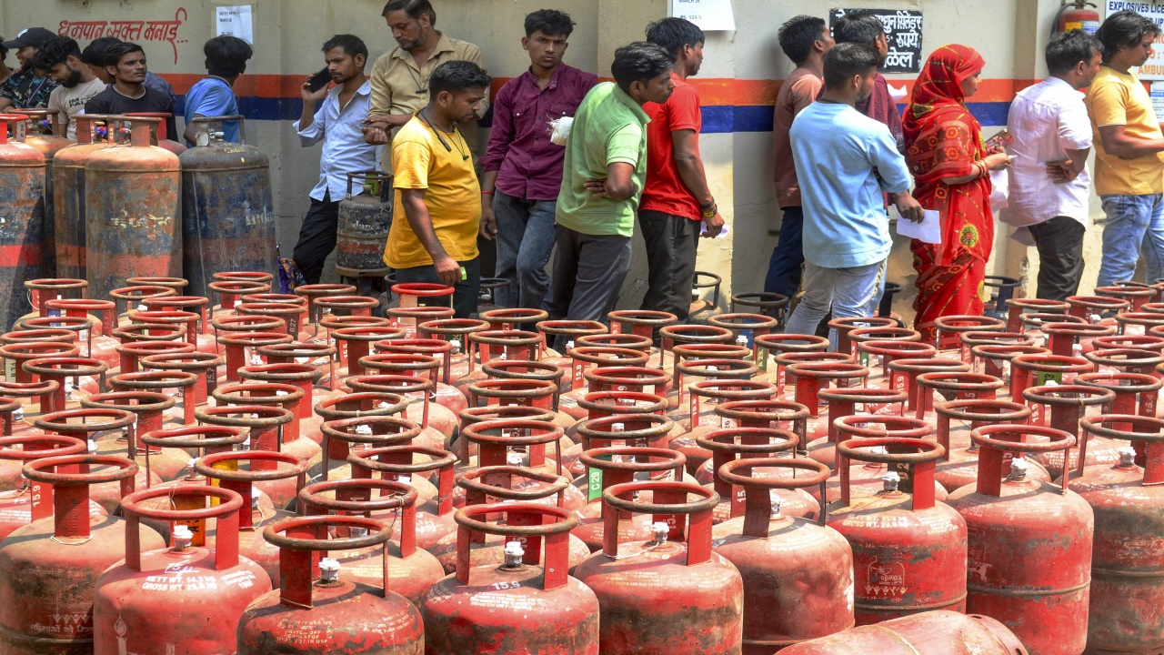 LPG Price Hike : బిగ్‌షాక్‌.. మరోసారి పెరిగిన గ్యాస్‌ సిలిండర్ ధర.. ఎంతంటే