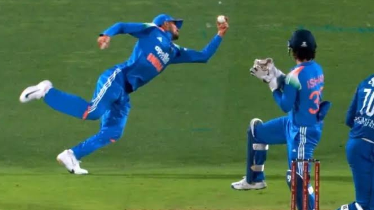 Shubman Gill : వావ్.. ఒంటిచేత్తో కళ్లుచెదిరే క్యాచ్ అందుకున్న శుభ్‌మన్ గిల్.. వీడియో వైరల్.. నెటిజన్ల ప్రశంసలు