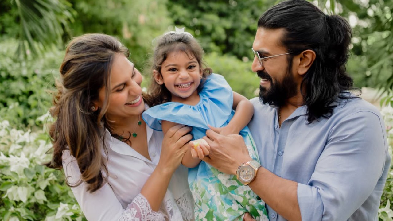 KlinKaara : హమ్మయ్య.. ఎట్టకేలకు క్లిన్ కారా ఫేస్ రివీల్ చేసిన చరణ్ – ఉపాసన.. క్యూట్ ఫ్యామిలీ ఫోటో వైరల్..