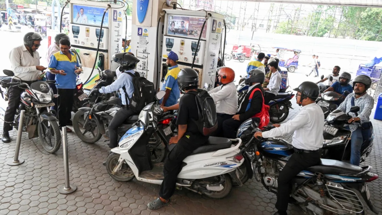 Petrol Diesel Restrictions Lifted : కేంద్రం కీలక నిర్ణయం.. జూలై 1 నుంచి పెట్రోల్, డీజిల్ అమ్మకాలపై ఆంక్షలు ఎత్తివేత.. కారణాలివే..