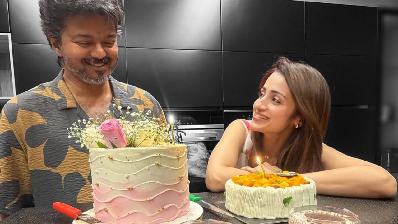 Vijay Trisha : అర్ధరాత్రి త్రిష‌తో విజయ్ బర్త్ డే సెలబ్రేషన్.. స్పెషల్ ఫోటో వైరల్..