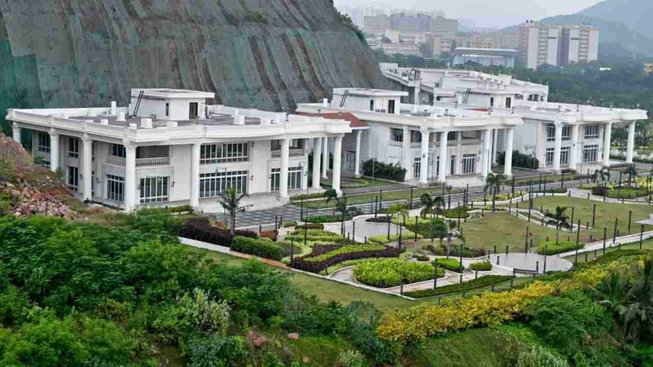 Rushikonda Buildings: రుషికొండ భవనాలపై మళ్లీ ఉత్కంఠ.. హై కోర్ట్ కీలక ఆదేశాలు.. మళ్ళీ మొదటికే వచ్చిందిగా!