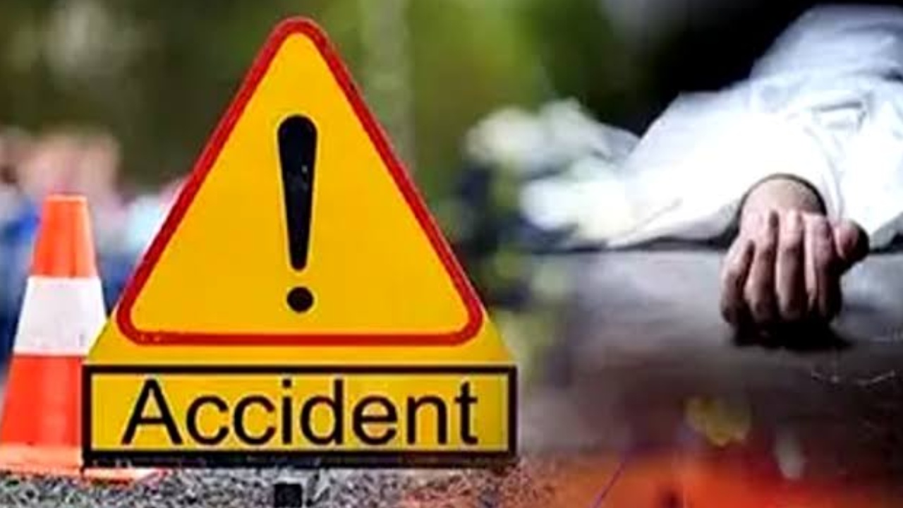 AP Road Accident : ఏపీలో ఘోర రోడ్డు ప్రమాదం.. దైవదర్శనానికి వెళ్తుండగా ఘటన.. కొద్దిదూరం ఈడ్చుకెళ్లిన లారీ..