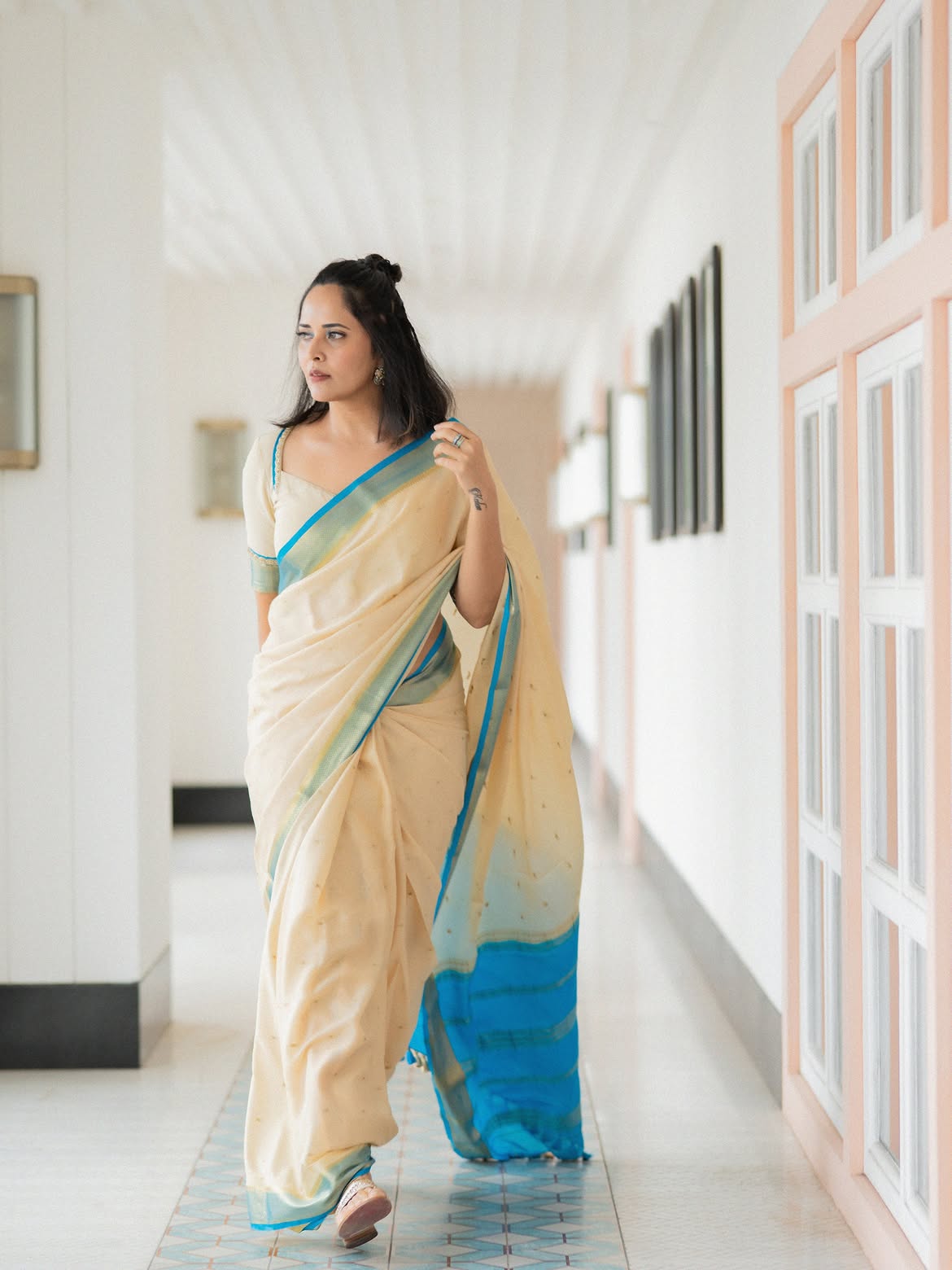Anasuya Bharadwaj Stunning Looks in White Saree