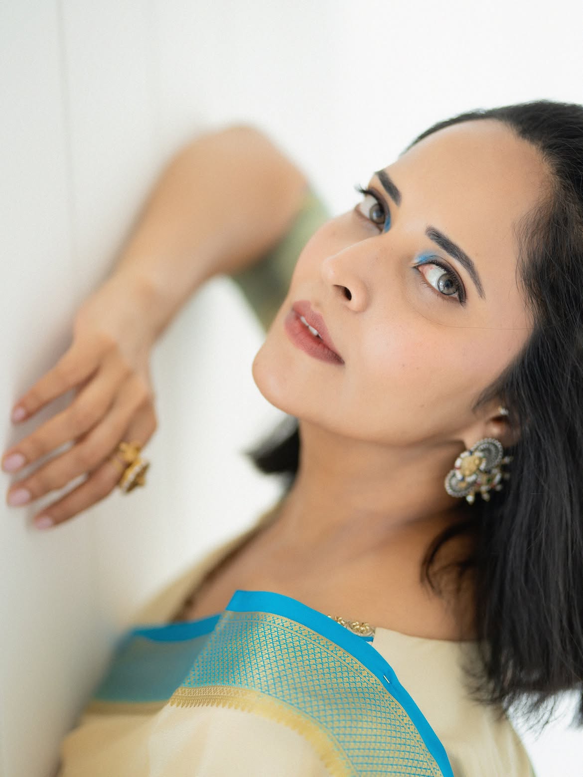 Anasuya Bharadwaj Stunning Looks in White Saree