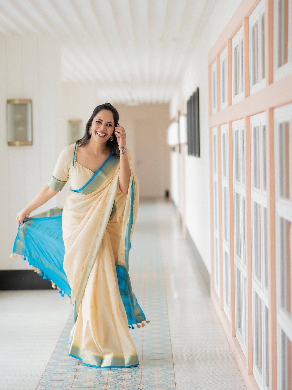 Anasuya Bharadwaj Stunning Looks in White Saree