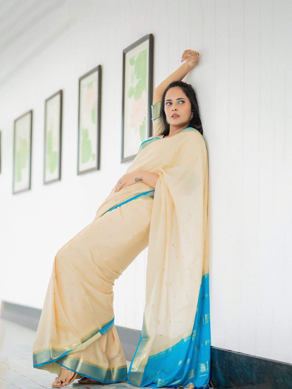 Anasuya Bharadwaj Stunning Looks in White Saree