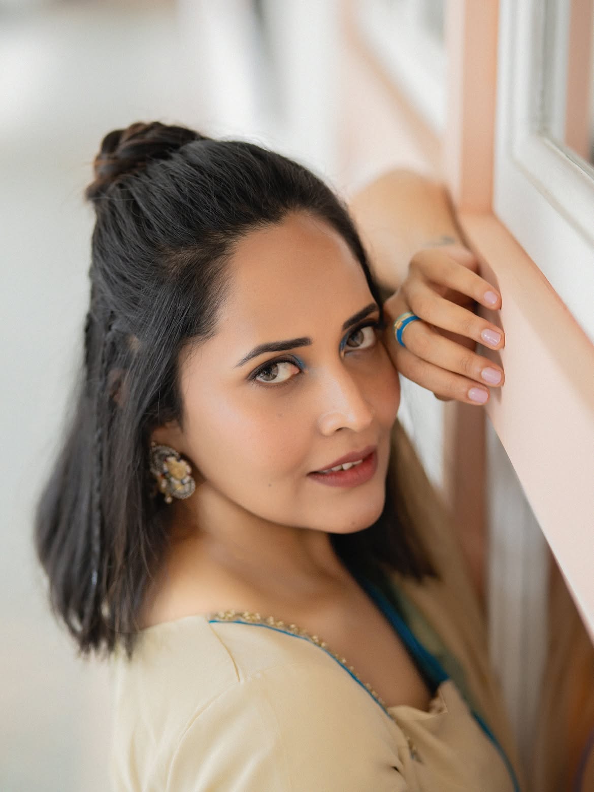 Anasuya Bharadwaj Stunning Looks in White Saree