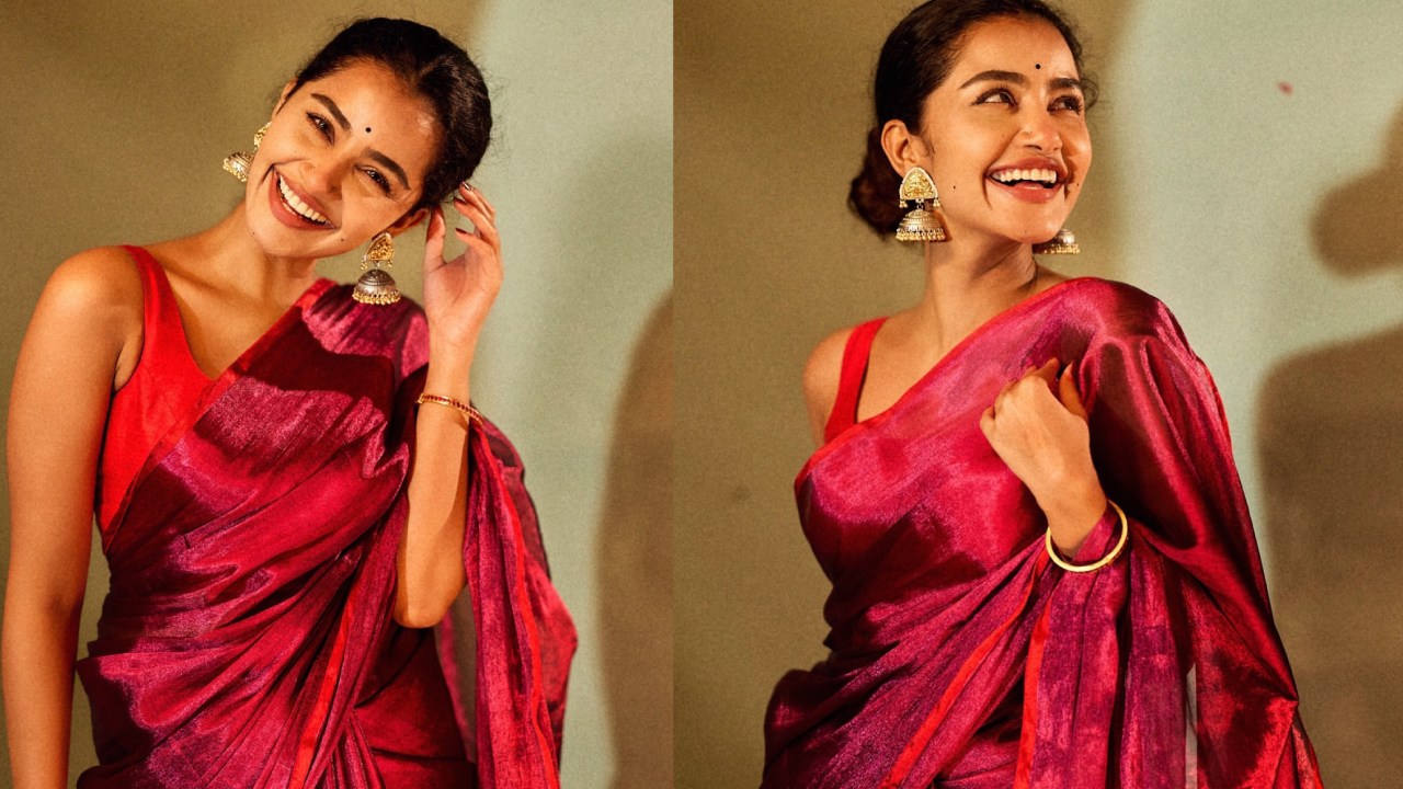 Anupama Parameswaran : మెరూన్ చీరలో నవ్వుతూ మెరిపిస్తున్న అనుపమ..