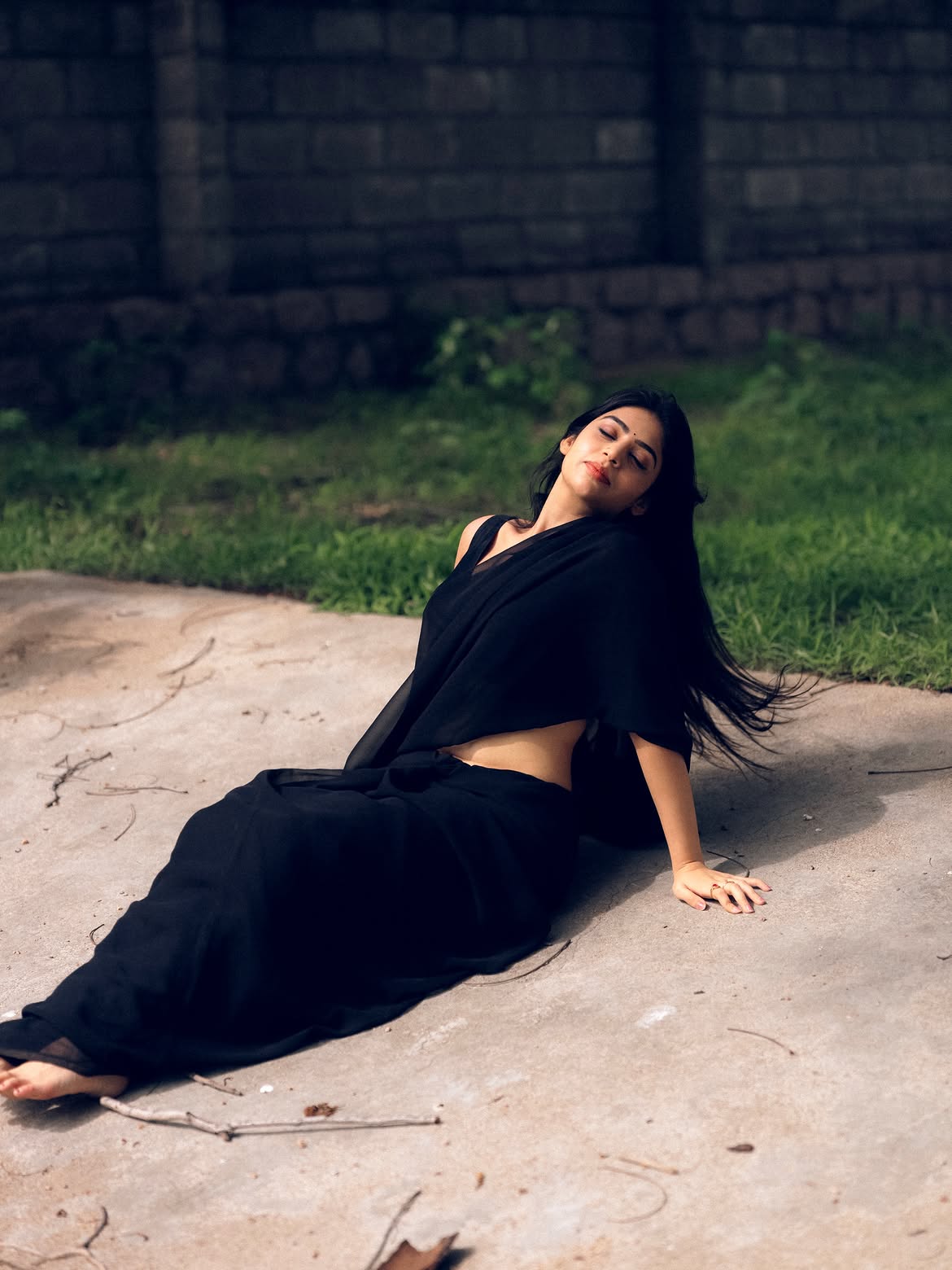 Bandhavi Sridhar Stunning Looks in Black Saree
