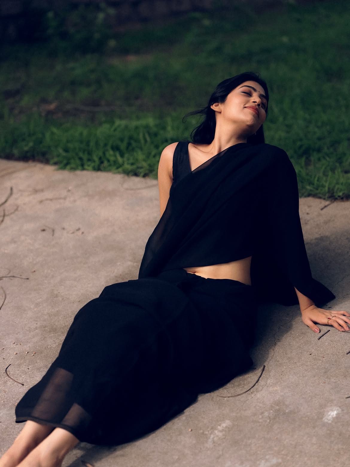 Bandhavi Sridhar Stunning Looks in Black Saree