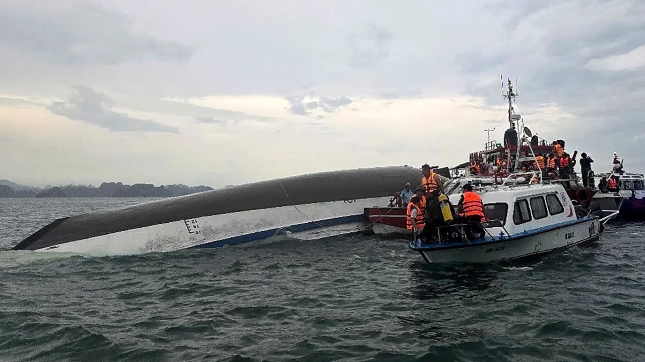 Boat Capsizes : వియత్నాంలో భారతీయులతో వెళ్తున్న పర్యాటక బోటు బోల్తా.. ఏపీ టూరిస్టులతోసహా , 10మందికిపైగా మృతి