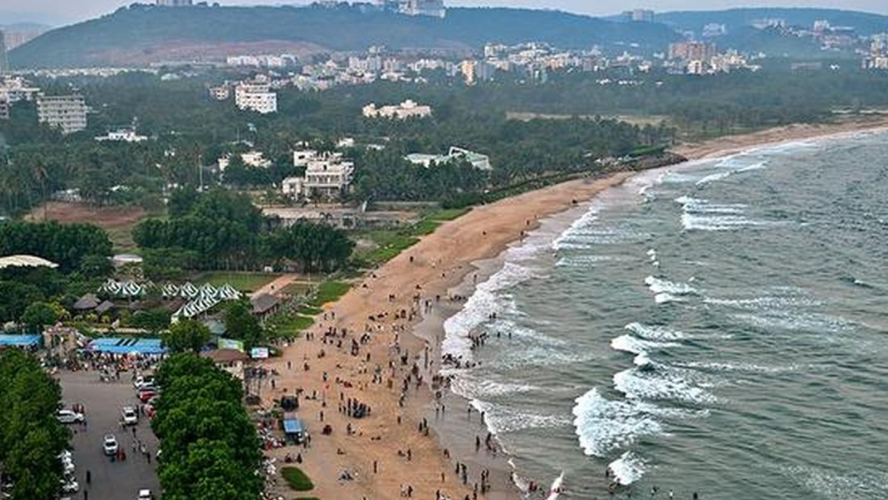 Visakhapatnam Earthquake : విశాఖలో భూప్రకంపనలు.. భయంతో ఇళ్ల నుంచి పరుగుల తీసిన ప్రజలు