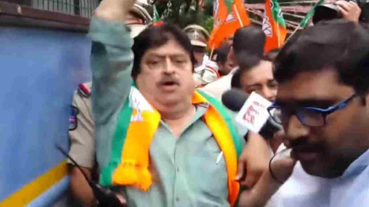 Ramchander Rao Arrest: గాంధీ భవన్ ముట్టడిలో ఉద్రిక్తత.. బీజేపీ అధ్యక్షుడి రాంచందర్ రావు అరెస్ట్.. రోడ్డుపై బైఠాయించిన కార్యకర్తలు