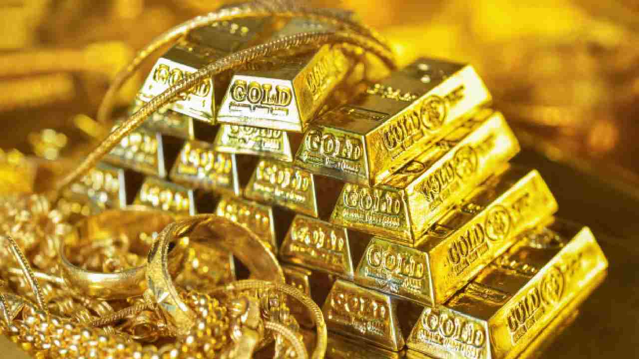 Gold Silver Rates Today: పసిడి ప్రియులకు గుడ్ న్యూస్.. భారీగా తగ్గిన బంగారం, వెండి ధరలు.. హైదరాబాద్‌లో తులం రేటు ఎంతంటే?