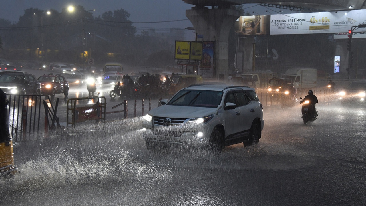 Hyderabad Rains : హైదరాబాద్ ప్రజలకు బిగ్ అలర్ట్.. మరికొద్ది గంటల్లో భారీ వర్ష సూచన.. పోలీస్ శాఖ కీలక సూచనలు..