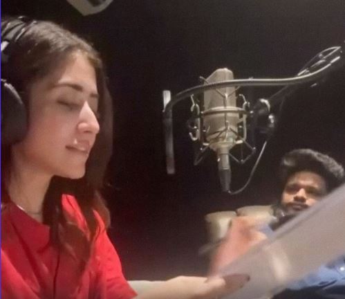 Jonita Gandhi Shares Hrudhayam Murali Working Stills