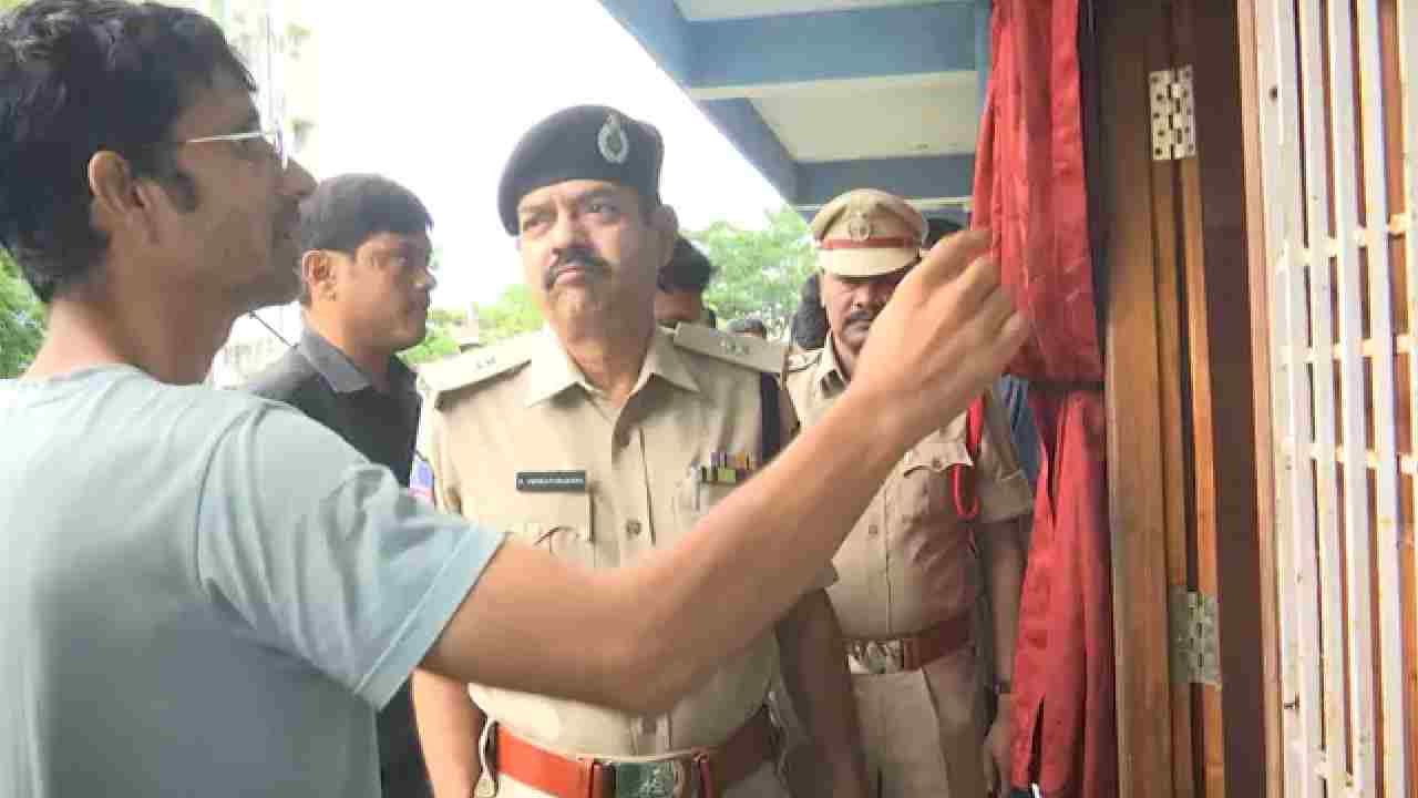 Karimnagar Robbery: కరీంనగర్‌లో దారుణం.. కత్తులు, తుపాకులతో బెదిరించి.. కోటిన్నర సొత్తు కాజేశారు