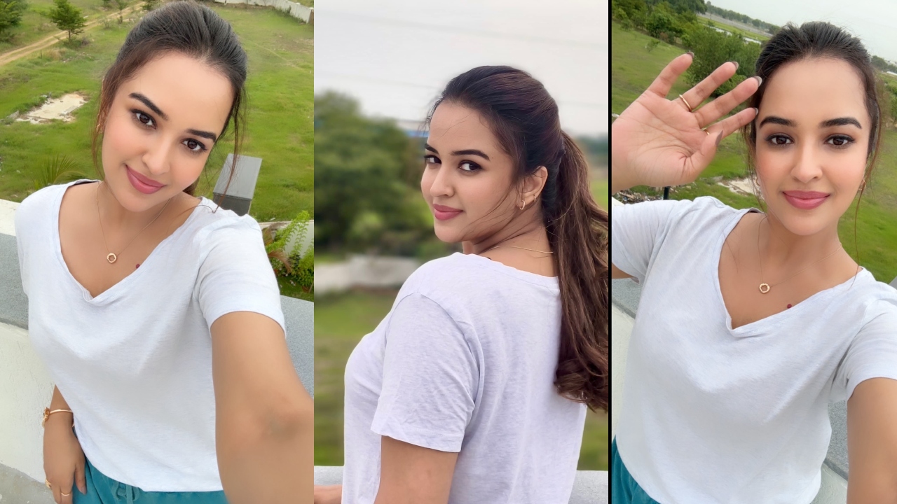 Pujita Ponnada : తెలుగు అందం పూజిత పొన్నాడ క్యూట్ సెల్ఫీలు..