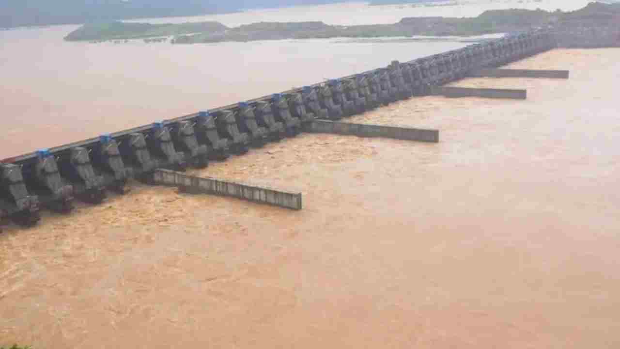 Polavaram Project: గోదావరి ఉగ్రరూపం.. పోలవరం పనులకు బ్రేక్.. కొట్టుకుపోయిన భారీ ఐరన్ పైపులు