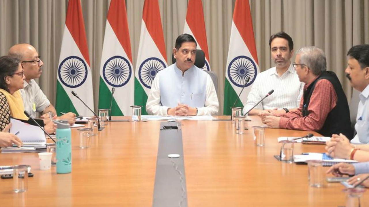 Pralhad Joshi : కేంద్ర విద్యాశాఖ మంత్రిగా బాధ్యతలు చేపట్టిన ప్రహ్లాద్ జోషి.. మొదటి మీటింగ్‌లోనే కీలక కామెంట్స్..