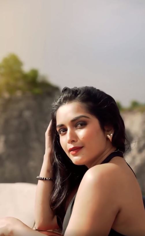 Priyanka Jain Bold Photos with her Lover Shivakumar