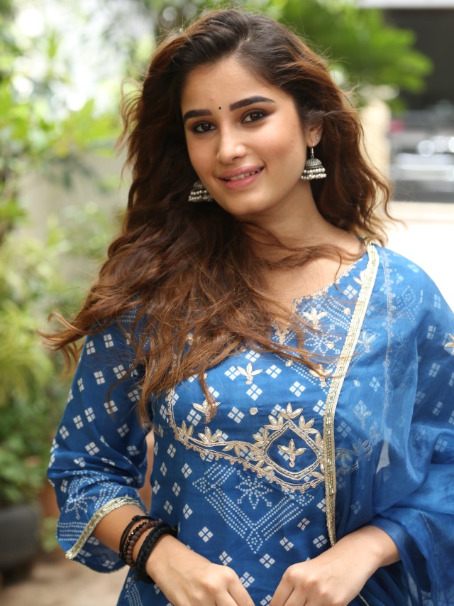 Rasha Thadani Simple Looks