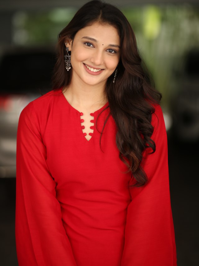 Ritika Nayak Cute Looks in Korean Kanakaraju Promotions