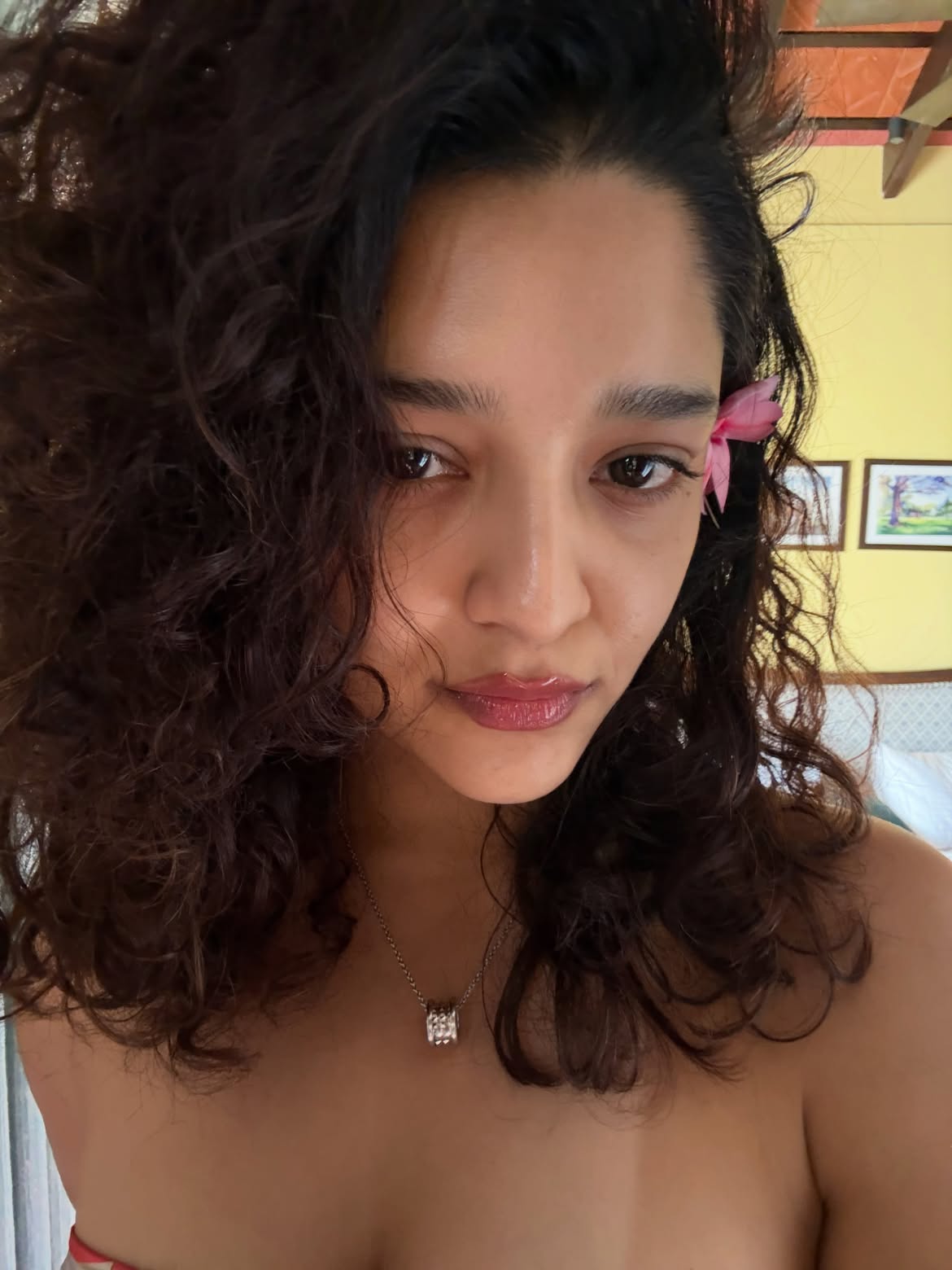 Ritika Singh Sizzling Selfies