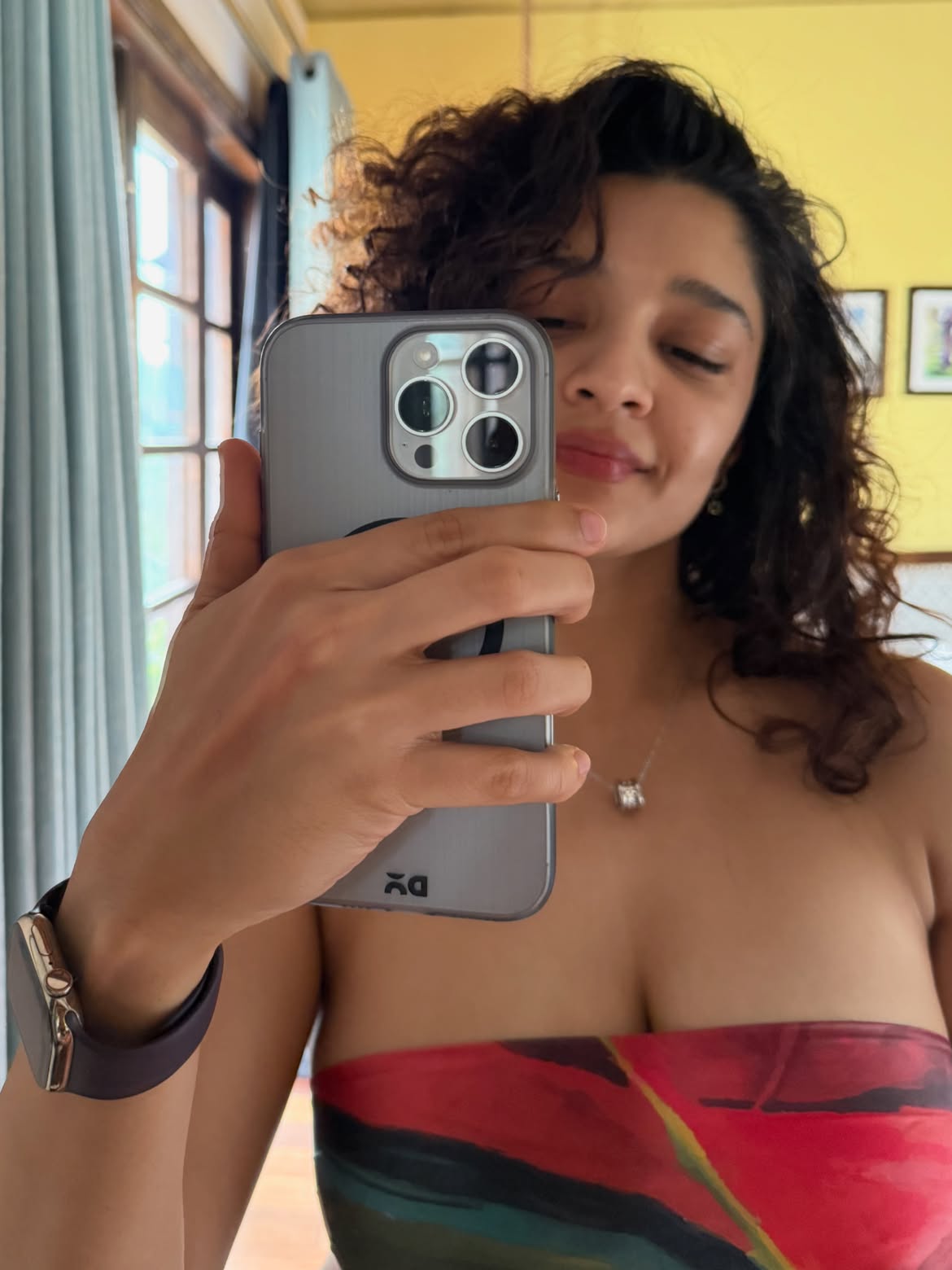 Ritika Singh Sizzling Selfies
