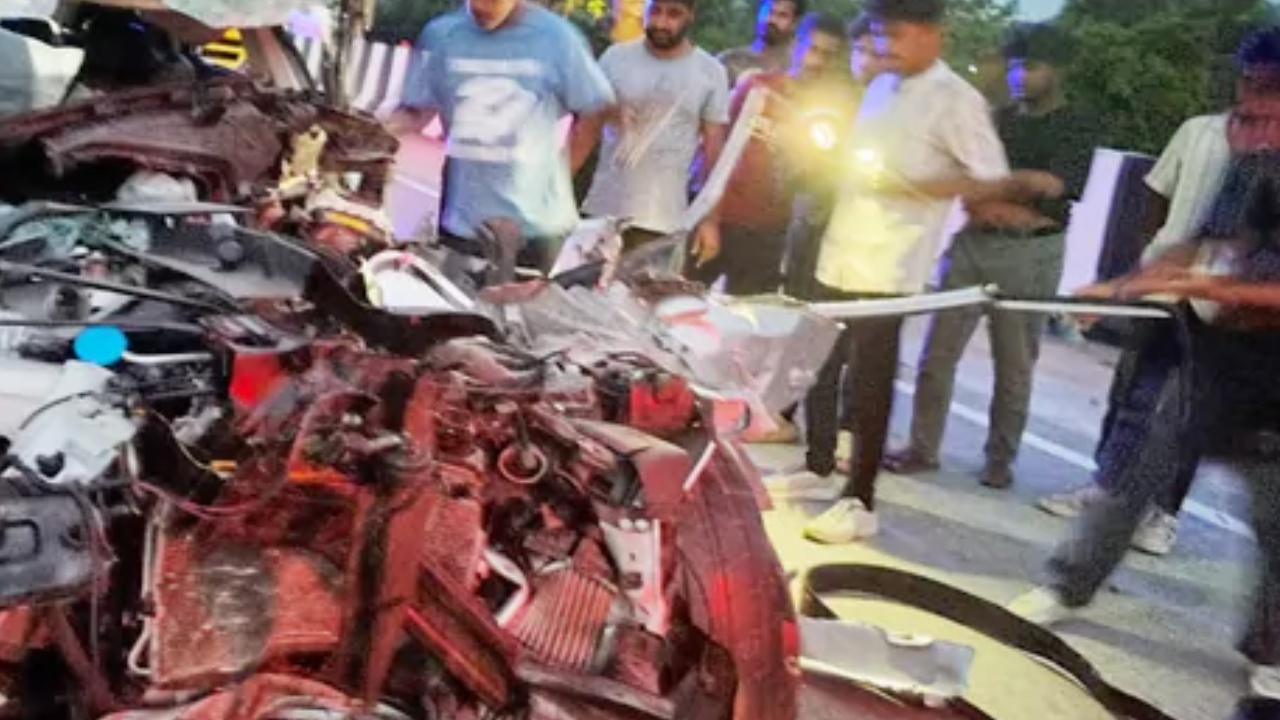 Road Accident : ఏపీలో ఘోర రోడ్డు ప్రమాదం.. నలుగురు మృతి.. ఎమ్మెల్యే పీఏకు గాయాలు