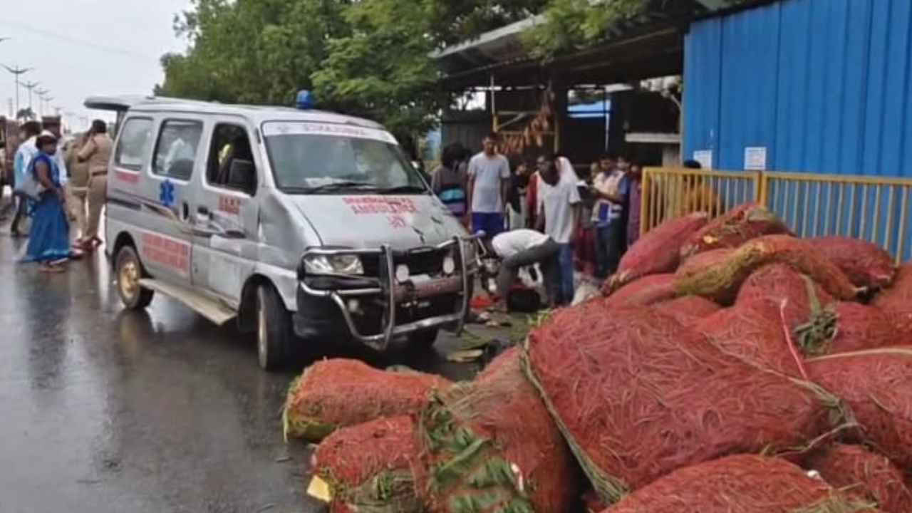 Shamshabad Road Accident : శంషాబాద్‌ వద్ద ఘోరరోడ్డు ప్రమాదం.. ప్రయాణికులపైకి దూసుకొచ్చిన బొలెరో.. ముగ్గురు మహిళలు స్పాట్ డెడ్..