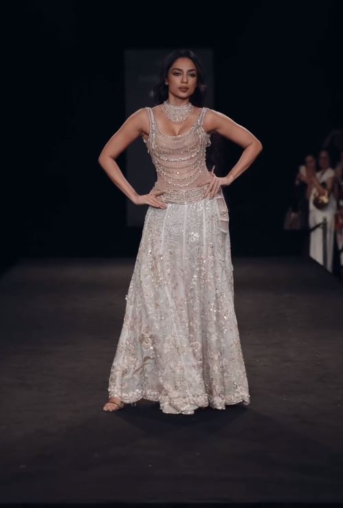 Sobhita Dhulipala Stunning Looks from Fashion Walk
