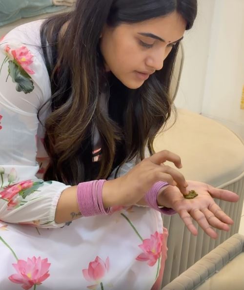 Anchor Sravanthi Chokarapu Post Cute Gorintaku Photos