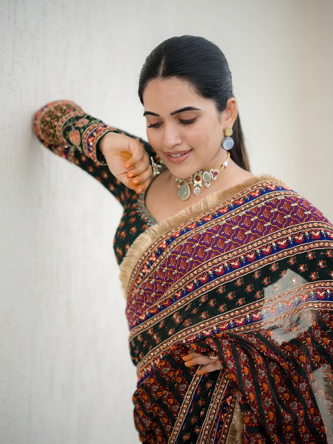 Sravanthi Chokarapu Stunning Looks in Black Saree