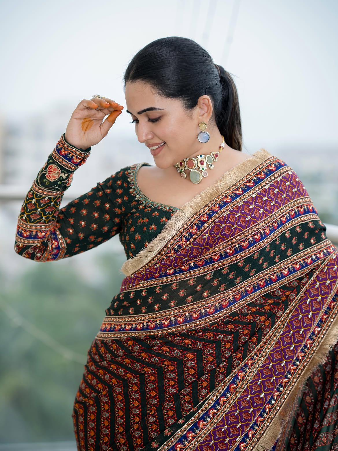 Sravanthi Chokarapu Stunning Looks in Black Saree