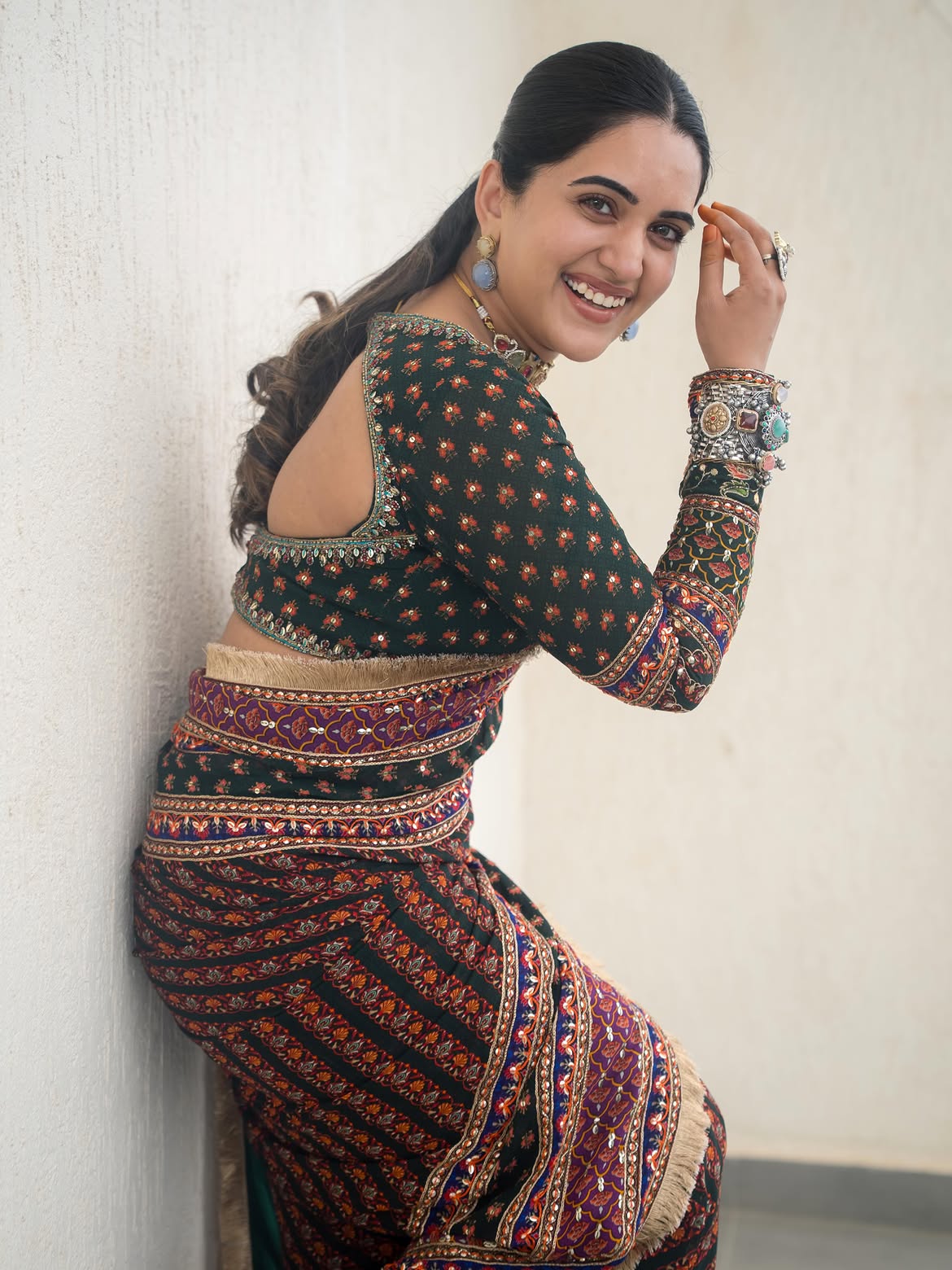 Sravanthi Chokarapu Stunning Looks in Black Saree