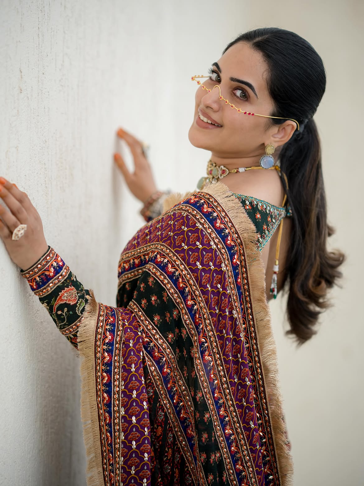 Sravanthi Chokarapu Stunning Looks in Black Saree