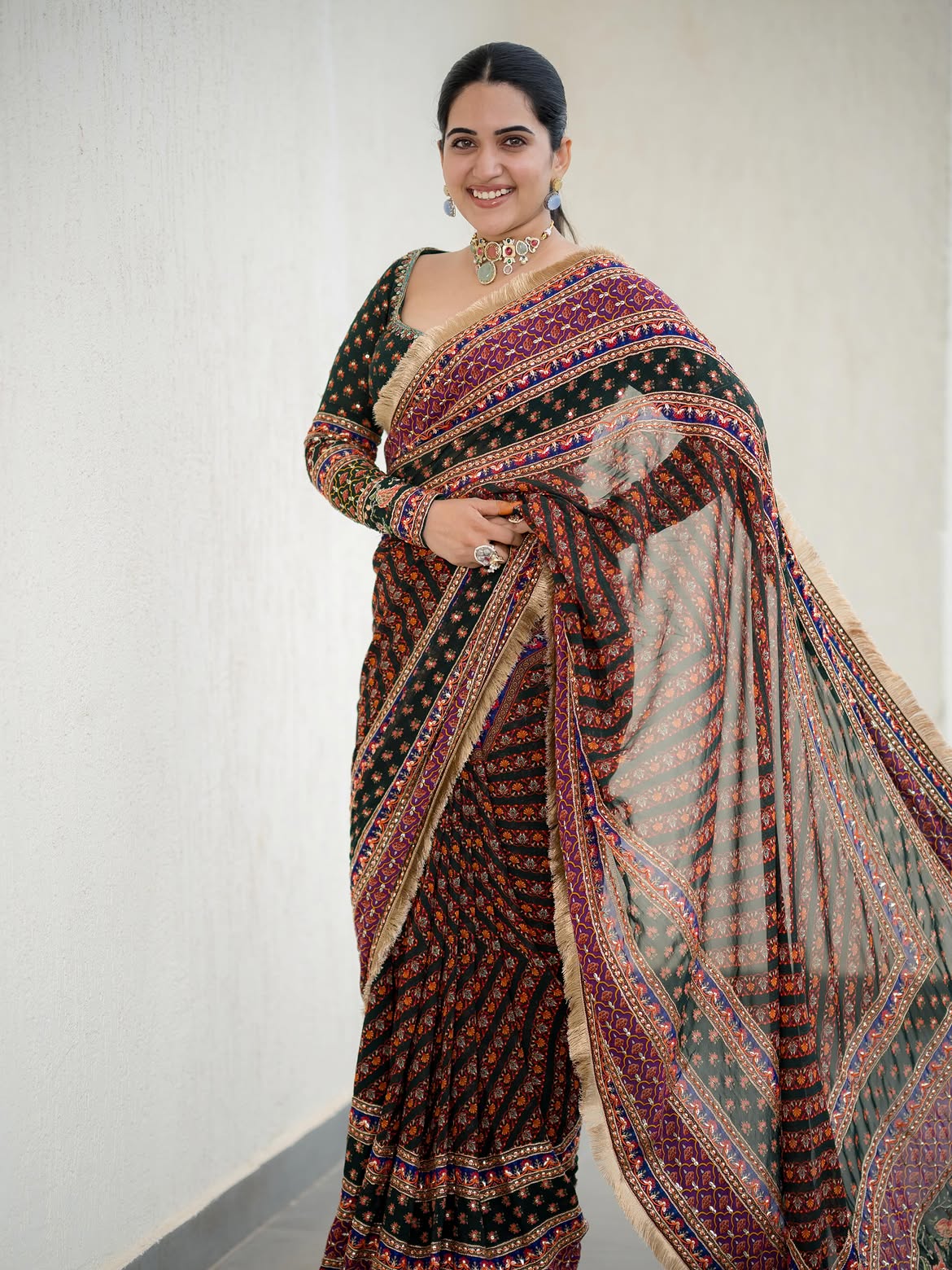 Sravanthi Chokarapu Stunning Looks in Black Saree