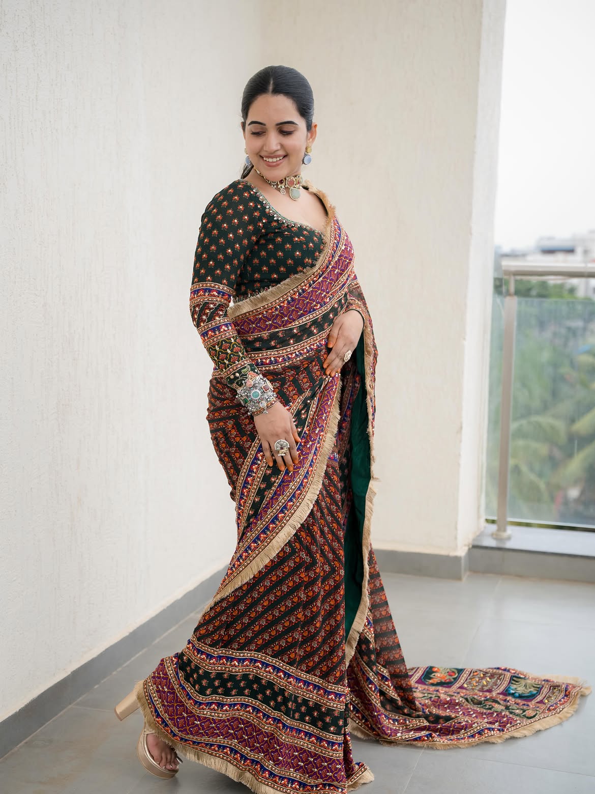 Sravanthi Chokarapu Stunning Looks in Black Saree