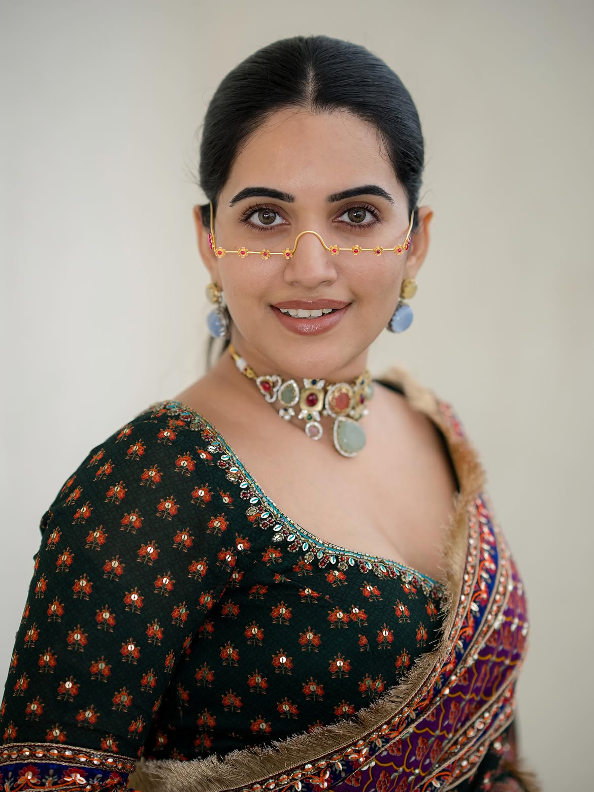 Sravanthi Chokarapu Stunning Looks in Black Saree