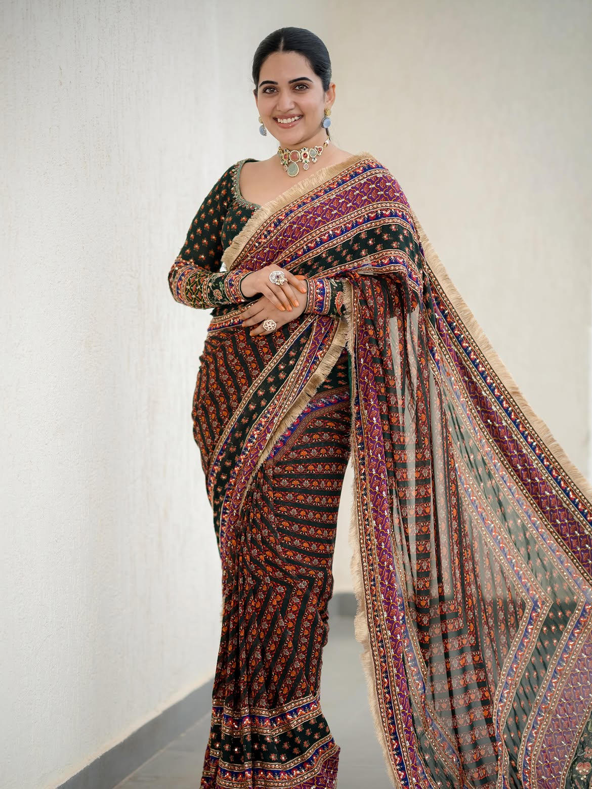Sravanthi Chokarapu Stunning Looks in Black Saree