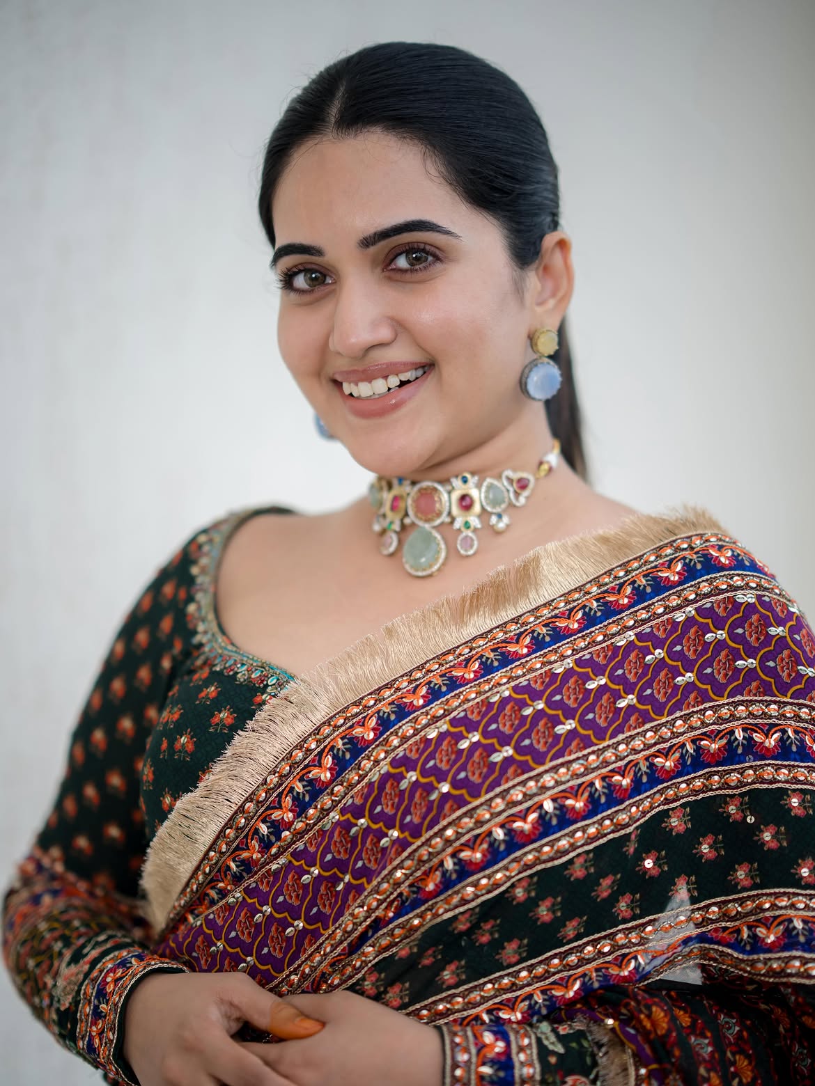 Sravanthi Chokarapu Stunning Looks in Black Saree