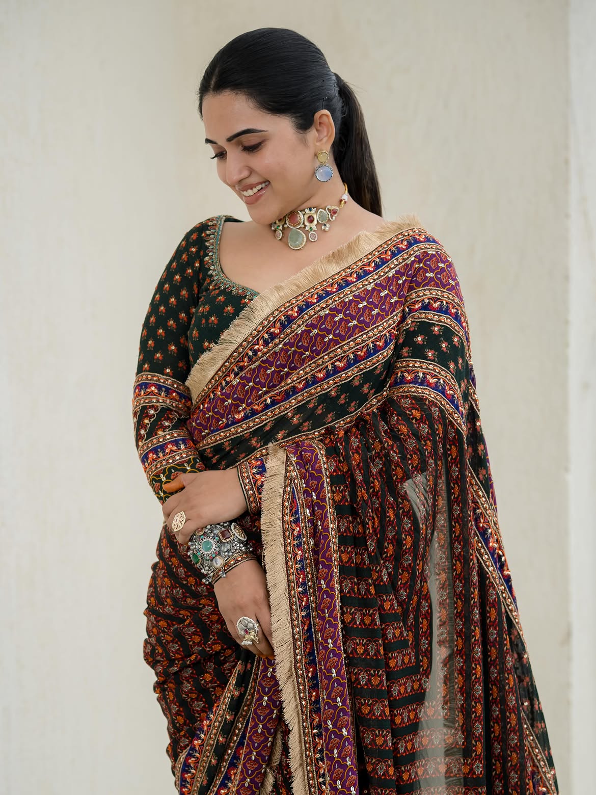 Sravanthi Chokarapu Stunning Looks in Black Saree