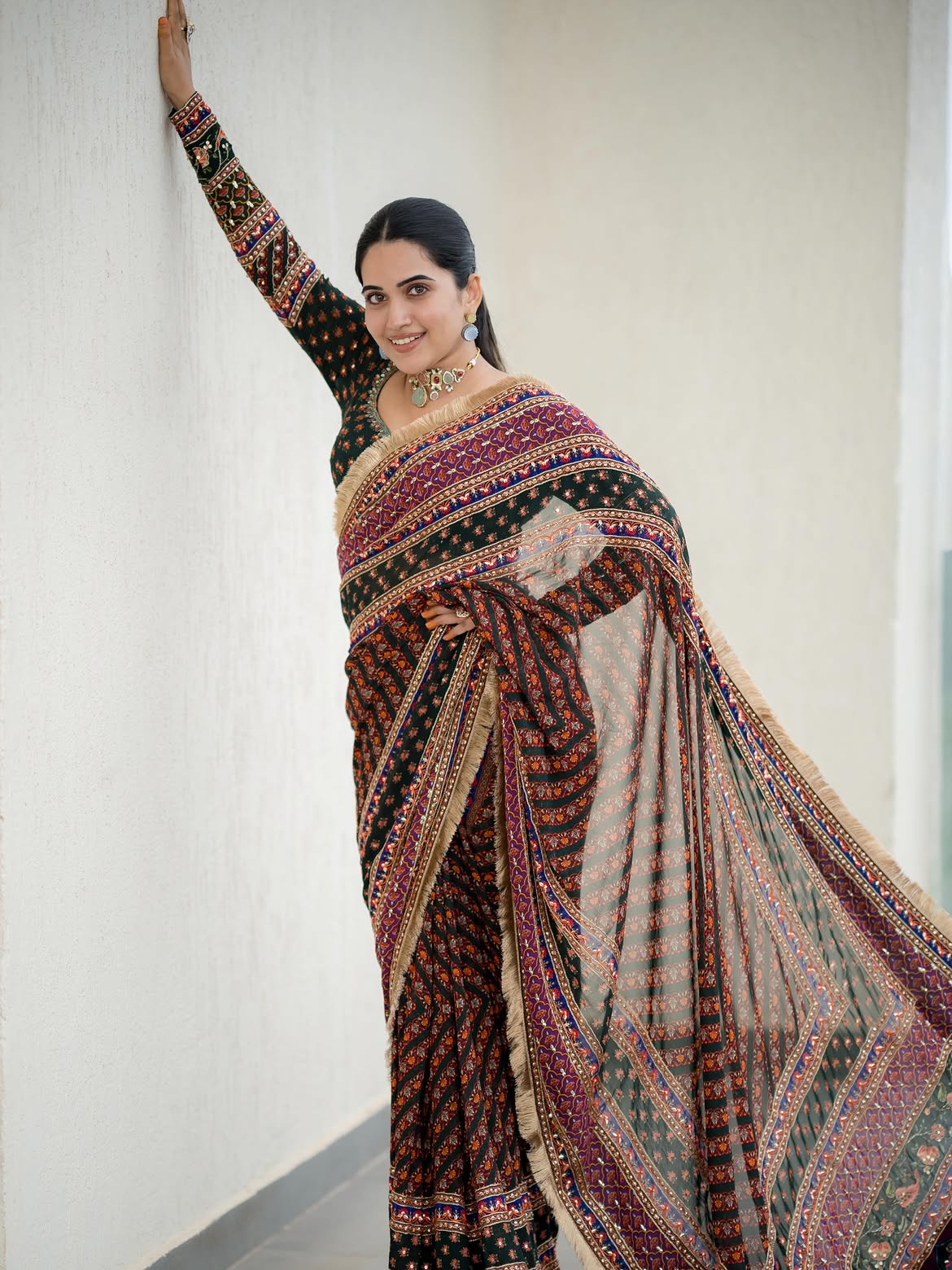 Sravanthi Chokarapu Stunning Looks in Black Saree