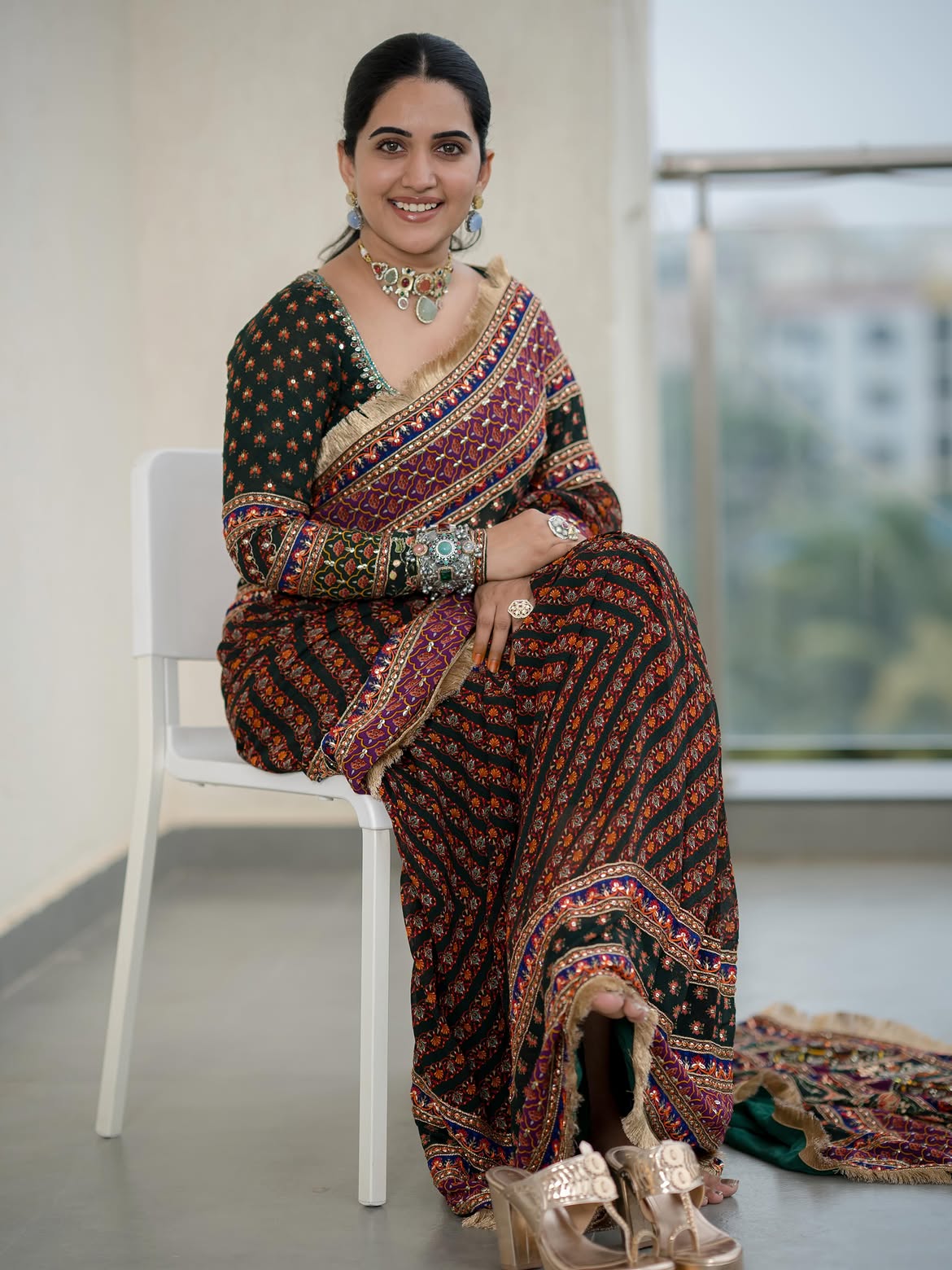 Sravanthi Chokarapu Stunning Looks in Black Saree