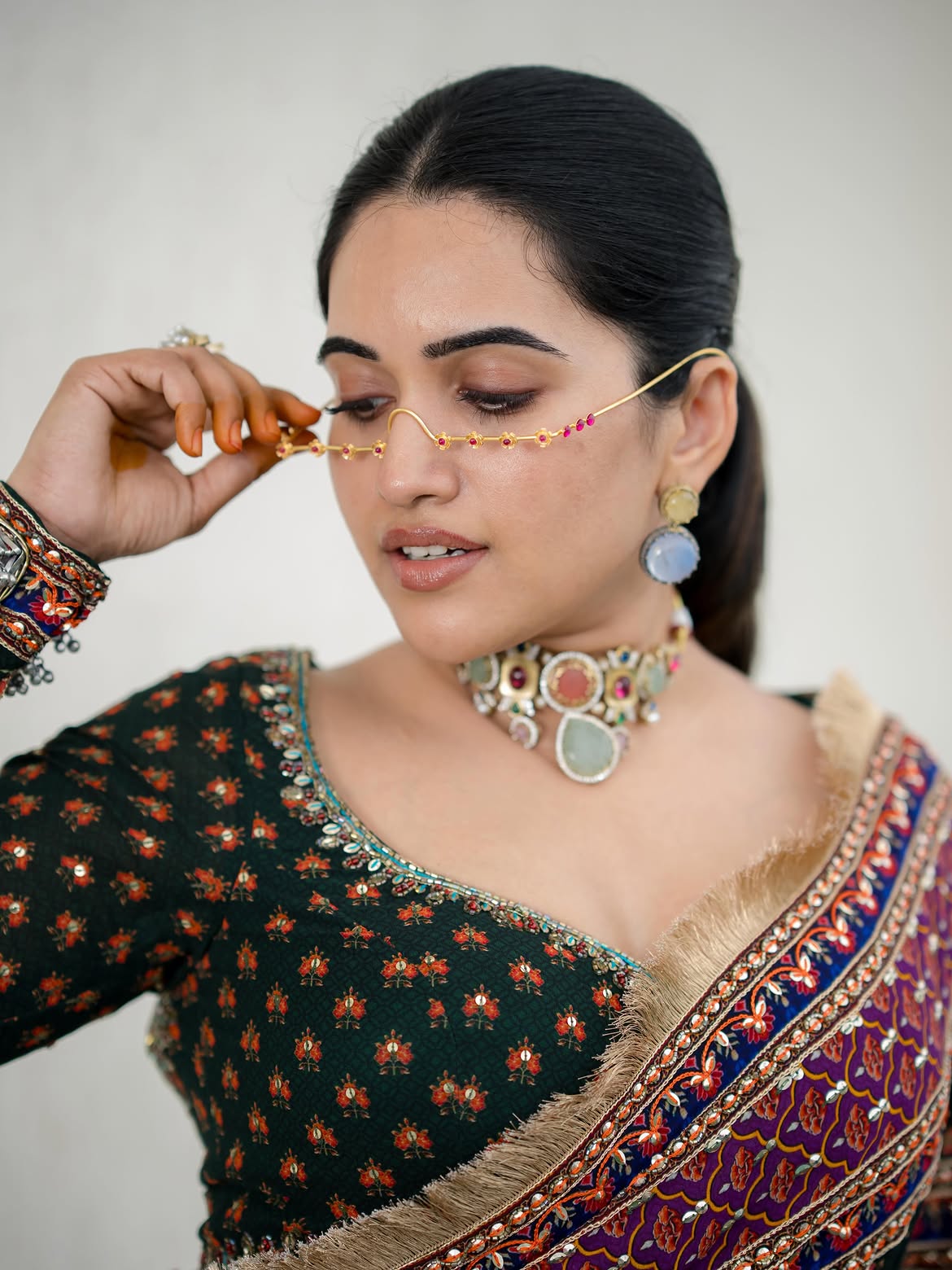 Sravanthi Chokarapu Stunning Looks in Black Saree