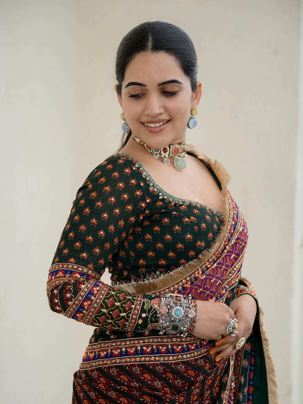 Sravanthi Chokarapu Stunning Looks in Black Saree